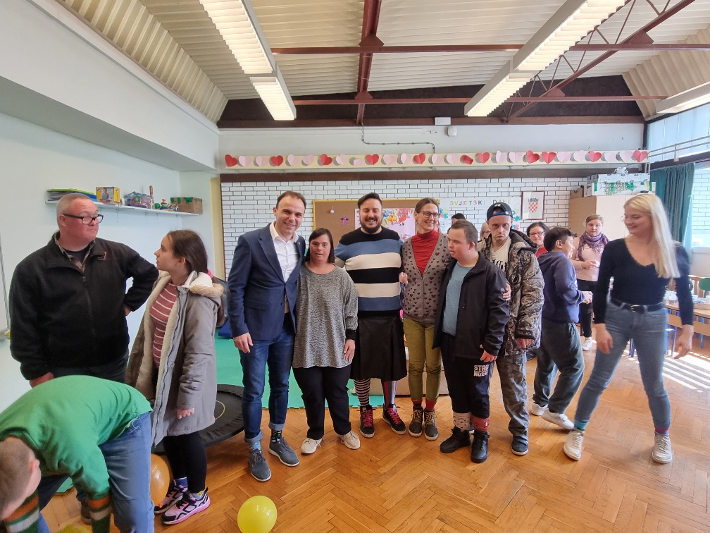 U Poreču Dan osoba s Down sindromom obilježen rasparenim čarapama, poklonima i prigodnim programom